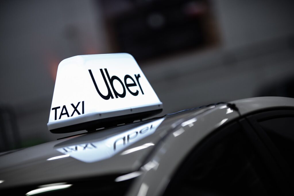 Uber – Marketplace dla kierowców i pasażerów, który umożliwia łatwe zamawianie przejazdów